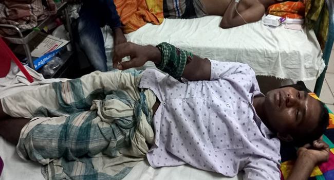 দুই সহোদরকে কুপিয়ে জখম : ওসির টাকায় হাসপাতালে ভর্তি
