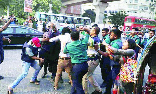 শাহবাগে বিক্ষোভে পুলিশের হামলা আহত ২২
