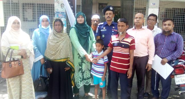 হারানো ছেলেকে বাবা-মার কাছে হস্তান্তর করলেন সমাজসেবা অধিদফতর