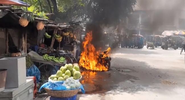 রাজশাহীতে পুলিশ সার্জেন্টের সামনেই নিজের বাইক আগুনে পোড়ালেন যুবক