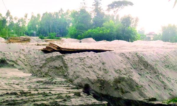 শ্রীনগরে ১৫ কোটি টাকার সরকারি জায়গা বালুভরাট করে দখল!