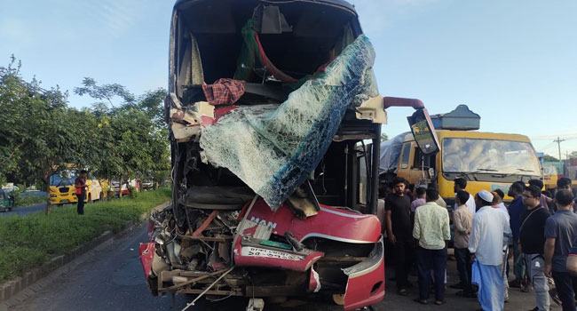 মিরসরাইয়ে ট্রাকের পেছনে বাসের ধাক্কা, চালক নিহত