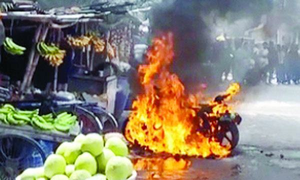 রাজশাহীতে পুলিশের সামনে নিজের বাইক পোড়ালেন যুবক