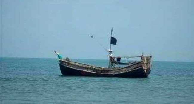 সমুদ্রে ভাসছে জেলেবিহীন মাছ ধরার ট্রলার