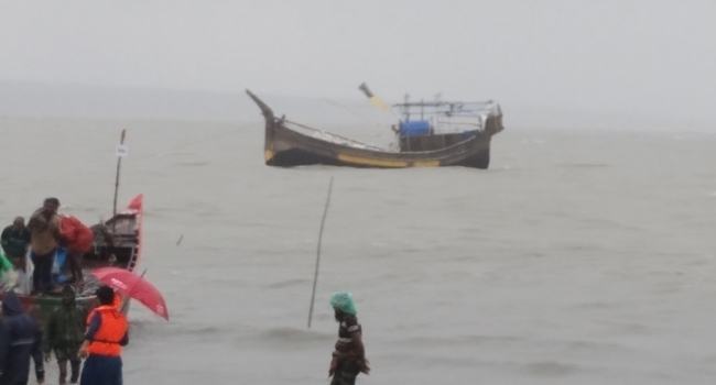বঙ্গোপসাগরে ট্রলার ডুবি, ১০ জেলে নিখোঁজ