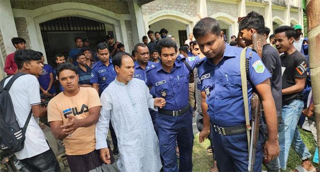 নাটোরে ছাত্রীকে শ্লীলতাহানির অভিযোগে কলেজের অফিস সহকারী আটক