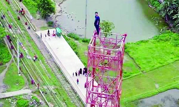 ৫ ঘণ্টা অবস্থানের পর গ্রামীণফোনের টাওয়ার থেকে শিক্ষার্থী উদ্ধার
