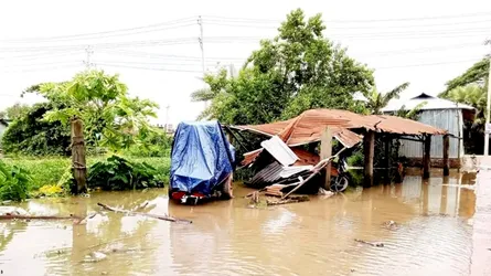 রাঙ্গাবালীতে ভাঙ্গা বেড়িবাঁধ দিয়ে পানির স্রোত, ২০ গ্রাম প্লাবিত