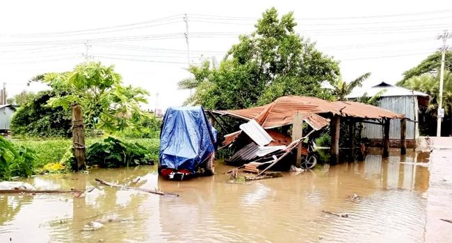 রাঙ্গাবালীতে ভাঙ্গা বেড়িবাঁধ দিয়ে পানির স্রোত, ২০ গ্রাম প্লাবিত