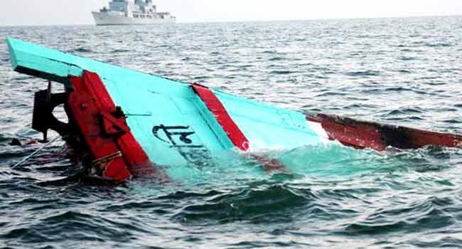 ফতুল্লায় বাল্কহেডের ধাক্কায় যাত্রীবাহী ট্রলারডুবি