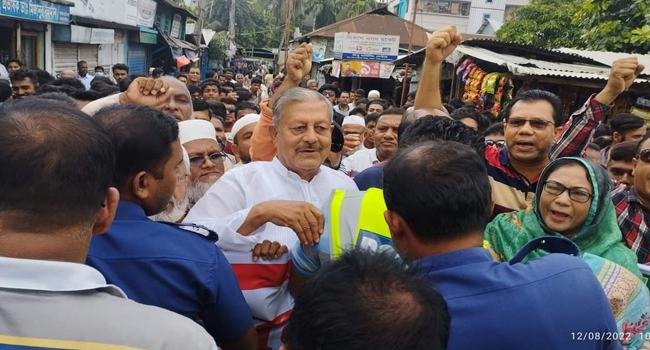 বরগুনায় পুলিশি বাধায় বিএনপির বিক্ষোভ মিছিল পণ্ড