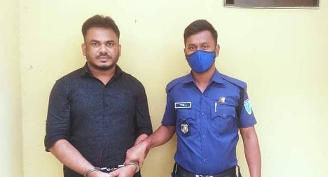 কলেজশিক্ষিকাকে মারধর : শিক্ষাথীদের প্রতিবাদে অভিযুক্ত গ্রেফতার