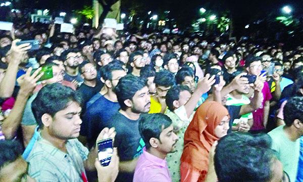 ছাত্রলীগ কর্মসূচি দেয়ায় শিক্ষার্থীদের বিক্ষোভে উত্তাল বুয়েট