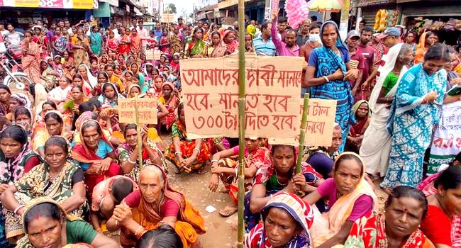 মৌলভীবাজারের চা শ্রমিকরা বাগান ছেড়ে মহাসড়কে