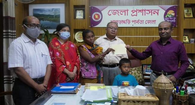 অভাবের তাড়নায় সন্তান বিক্রি করতে চাওয়া সোনালি চাকমার দায়িত্বে জেলা প্রশাসন