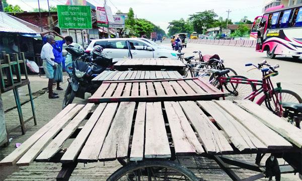 বড় কষ্টে আছে মিরসরাইয়ের নিম্ন আয়ের মানুষ