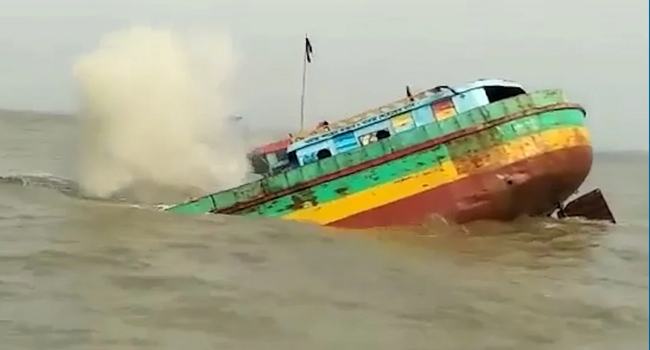 বরিশালের পাথরবোঝাই বাল্কহেড ডুবি, ৪ ক্রু উদ্ধার