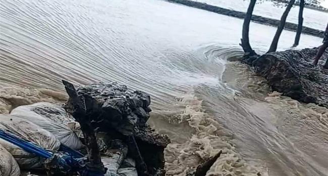 পাইকগাছায় জোয়ারের পানিতে বাঁধ ভেঙে বিস্তীর্ণ এলাকা প্লাবিত