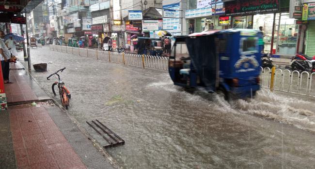 পানির নিচে বরিশাল নগরীর বিভিন্ন এলাকা