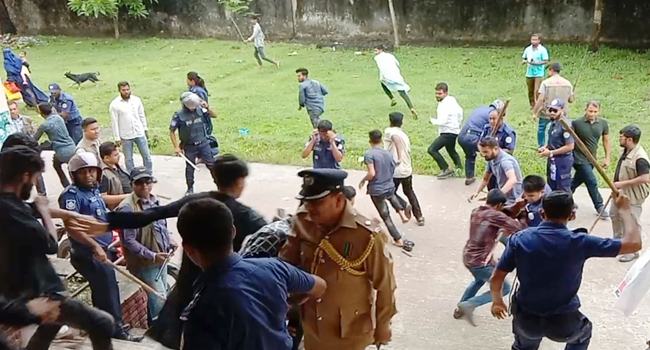 শোক দিবস অনুষ্ঠানে এমপির সামনেই ছাত্রলীগের সংঘর্ষ, পুলিশের ব্যাপক লাঠিচার্জ