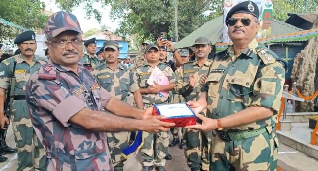 স্বাধীনতা দিবসে বিজিবিকে মিষ্টি উপহার দিলো বিএসএফ