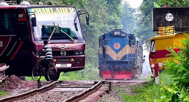 অরক্ষিত রেলক্রসিংয়ে প্রাণহানি, দায় কার
