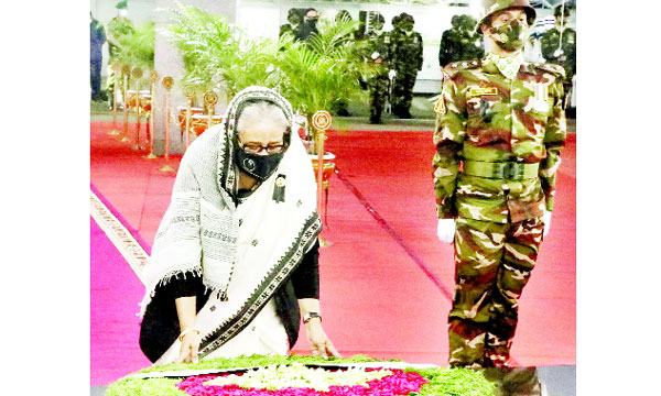 টুঙ্গিপাড়ায় বঙ্গবন্ধুর সমাধিতে শ্রদ্ধা প্রধানমন্ত্রীর