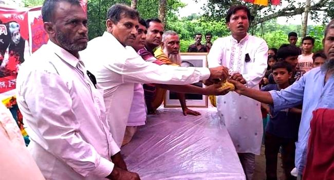 পালিয়ে বেড়ানো সেই কৃষকদের আয়োজনে ৪ হাজার অসহায়ের মাঝে খাবার বিতরণ