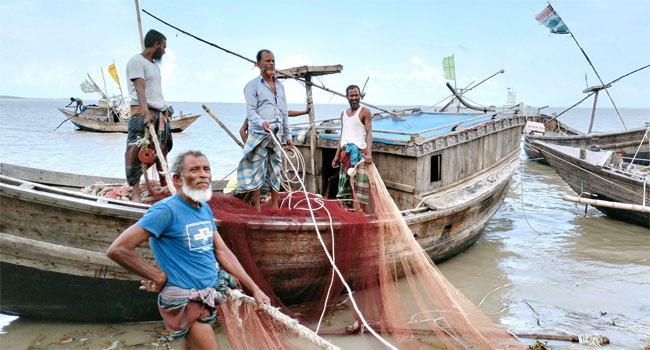 জ্বালানি তেলের দাম বৃদ্ধি, মিলছে না কাঙ্ক্ষিত ইলিশও, জেলে পল্লীতে হাহাকার