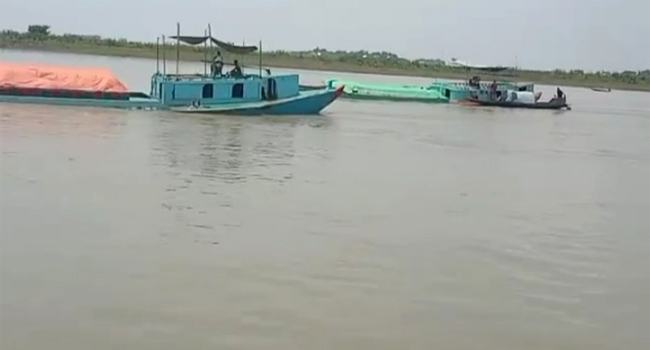 জামালগঞ্জে নৌ-পথে চাঁদাবাজিকালে ট্রলারসহ আটক ২