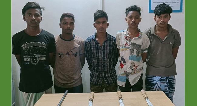 গাজীপুরে অস্ত্রসহ ৫ ডাকাত আটক