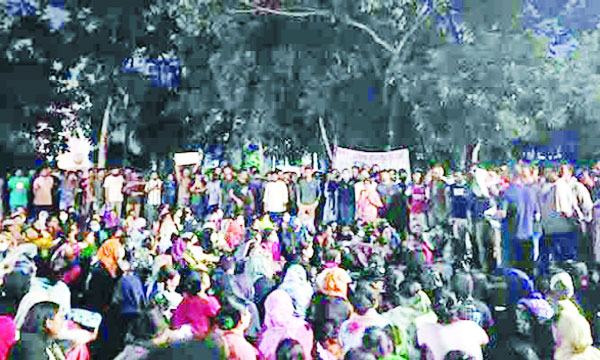 মধ্যরাতে খুবি ছাত্রীদের বিক্ষোভ : দাবি মানার আশ্বাসে স্থগিত