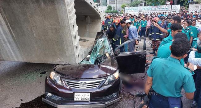 গার্ডারচাপায় প্রাইভেটকার : ক্রেন চালাচ্ছিলেন চালকের সহকারী