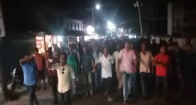 সন্ত্রাসীদের গ্রেফতার দাবিতে আমতলীতে বিক্ষোভ
