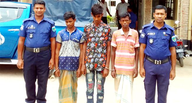 রাণীনগরে ৩ মাদক কারবারি আটক