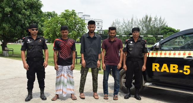মেয়েকে উত্ত্যক্তের প্রতিবাদে বাবাকে হাতুড়িপেটা ছাত্রলীগের ৩ কর্মী গ্রেফতার