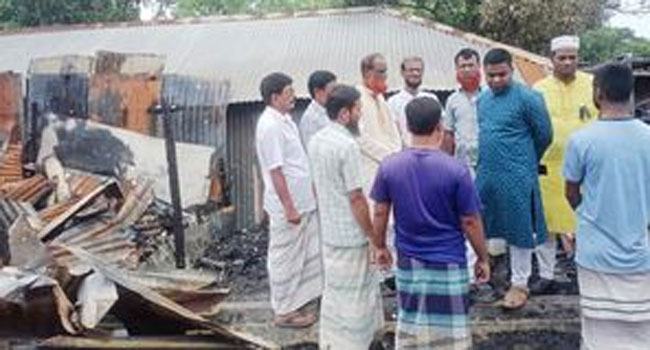 বেড়ায় আগুনে পুড়ে ভস্মিভূত ৪ দোকান