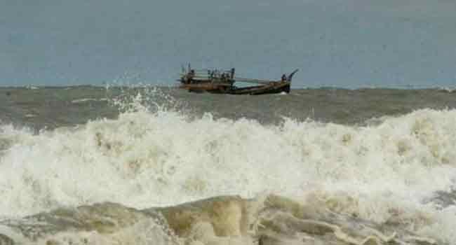 বঙ্গোপসাগর থেকে ভাসমান ১৭ জেলে উদ্ধার
