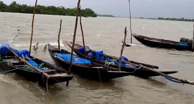বঙ্গোপসাগর উত্তাল : নিরাপদ আশ্রয়ে ফিরছেন জেলেরা