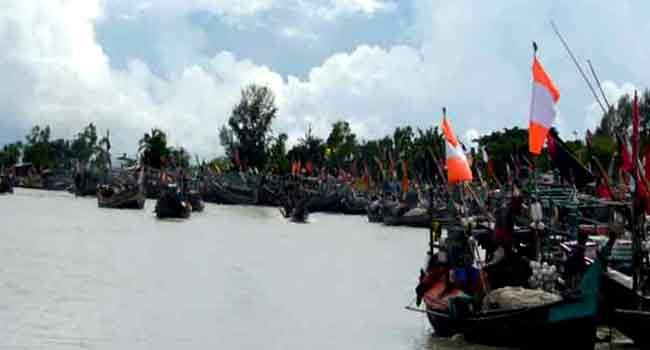 বৈরী আবহাওয়ায় হাতিয়ার সাথে সারা দেশের নৌ যোগাযোগ বন্ধ