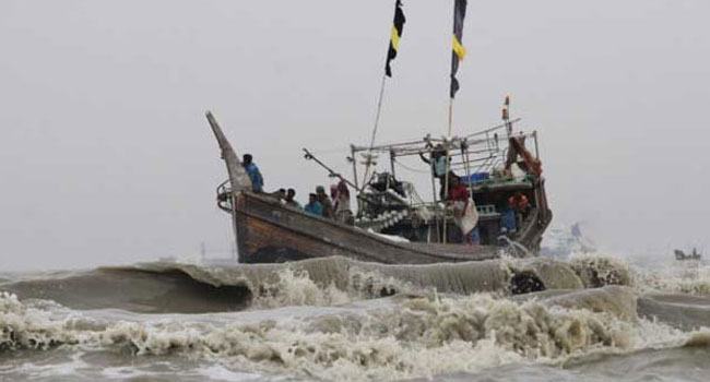 উত্তাল সাগরে ৪০০ জেলে নিখোঁজ