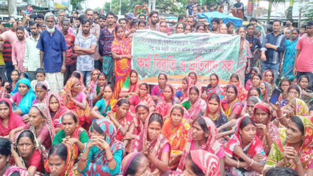 মজুরি বৃদ্ধি : নেতারা মানলেও মানছে না সাধারণ চা-শ্রমিকরা