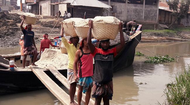 মাঠে উৎপাদিত লবণের মূল্যবৃদ্ধিতে খুশি চাষিরা