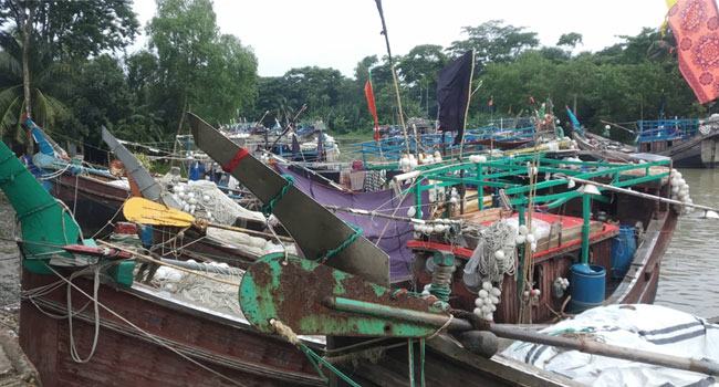 উত্তাল সমুদ্রে ট্রলারডুবি : ফিরে এসেছে ১৭ জেলে, এখনো নিখোঁজ অনেকে