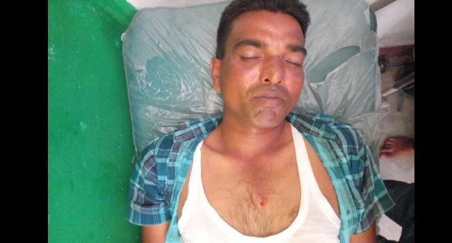 ২০ টাকার জন্য আওয়ামী নেতাকে কুপিয়ে হত্যার চেষ্টা