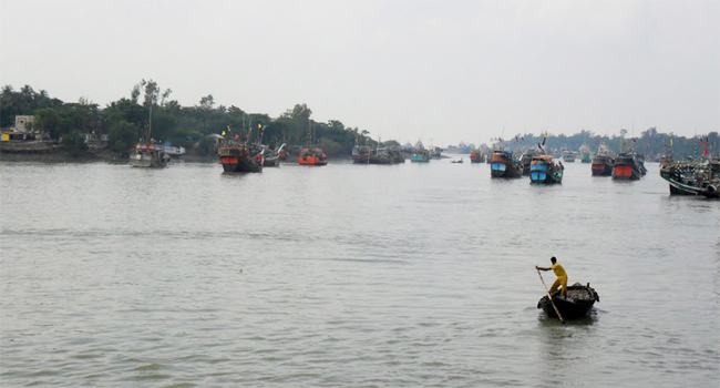 সাগরে ট্রলারডুবিতে নিখোঁজ ৭৫ জেলে উদ্ধার