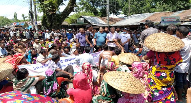 সড়ক অবরোধ : চা-শ্রমিকদের আন্দোলন চালিয়ে যাওয়ার ঘোষণা