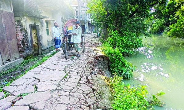 কাউখালীতে দাশেরকাঠী-উজিয়ালখান উত্তর বাজার সড়কের বেহাল দশা