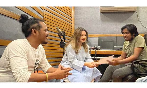 পুলকের কথায় আঁখির গান