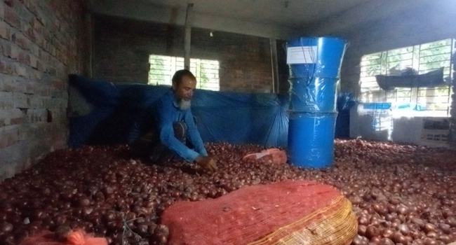 পেঁয়াজ সংরক্ষণে সাড়া ফেলেছে কৃষকের এসি ‘এয়ার ফ্লো মেশিন’